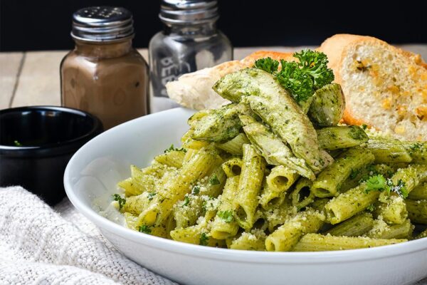 A pesto gyorsan elkészíthető, finom és sok mindenhez illik.